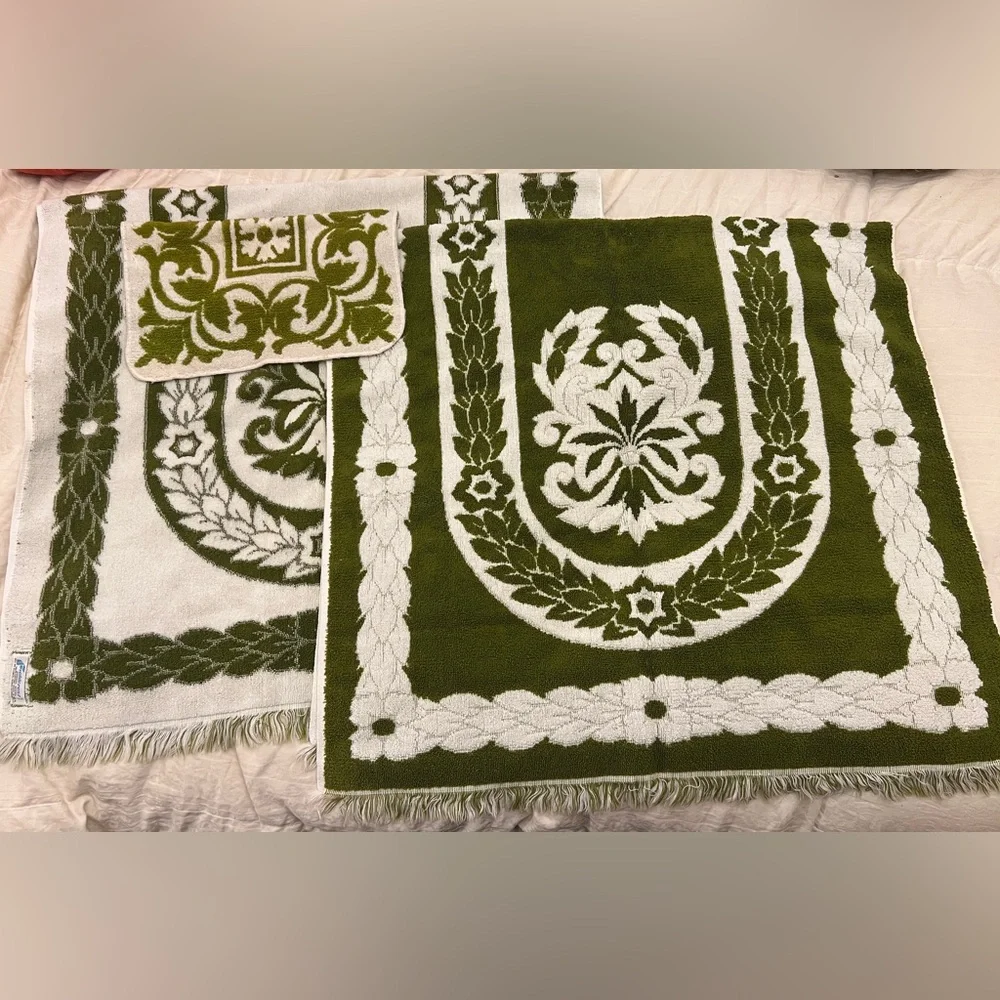 Vintage FIELDCREST MCM sculpted bath towels green white